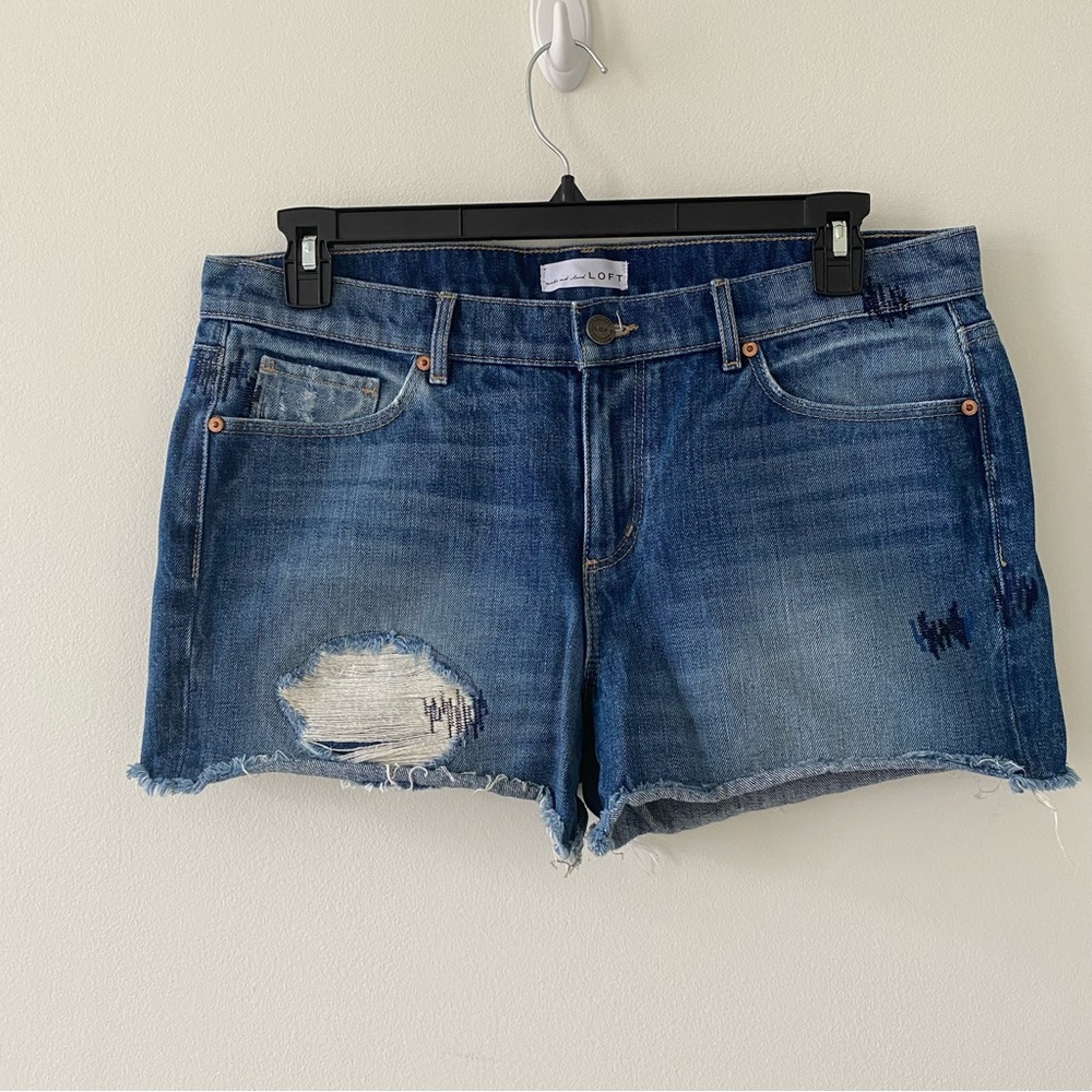 LOFT Women’s Mid-Rise Distressed Cut-off Denim Shorts EUC